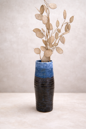 Handgetöpferte Keramik Vase – schlank & elegant – blau-braune Glasur – Unikat